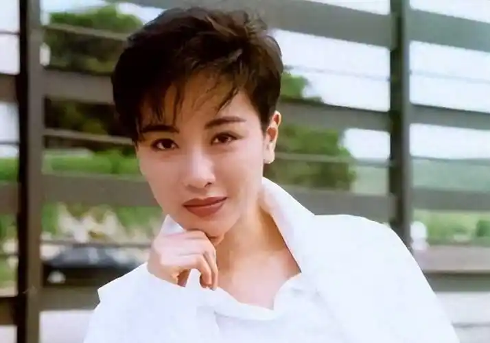 "短发女神"袁洁莹,一生未婚,青春期的叛逆冥冥之中埋下的因果