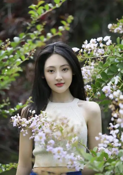 95后新生代女演员刘玮婷清新写真曝光气质纯净笑容治愈引关注