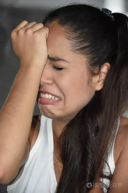 泪流满面可爱的哥伦比亚少女