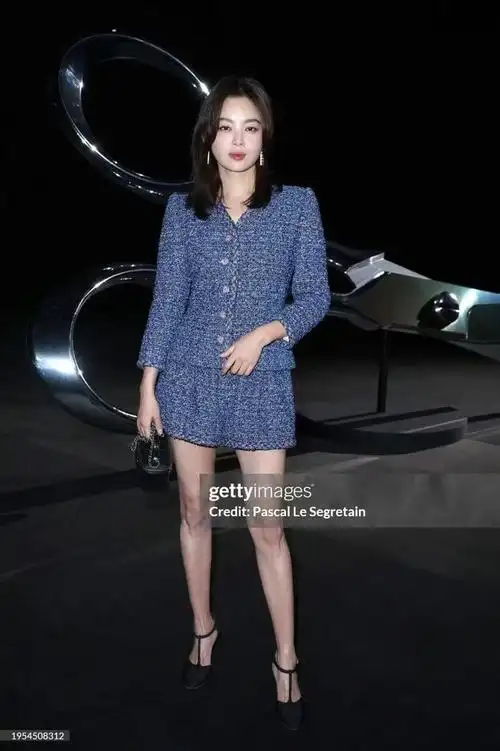 辛芷蕾亮相巴黎身穿香奈儿高定蓝色套装明艳美丽优雅动人