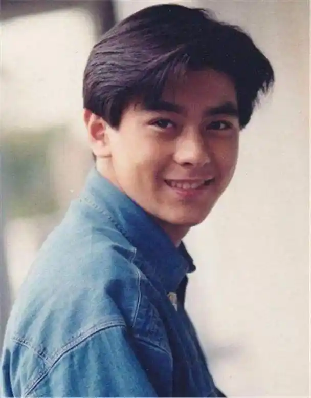 八零后的我读小学的时候,第一次看到林志颖的海报时,惊呆了,这 - 抖音