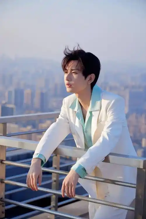 成毅天台蓝天大片,一身白色西装内搭绿色衬衣,清新又帅气_造型