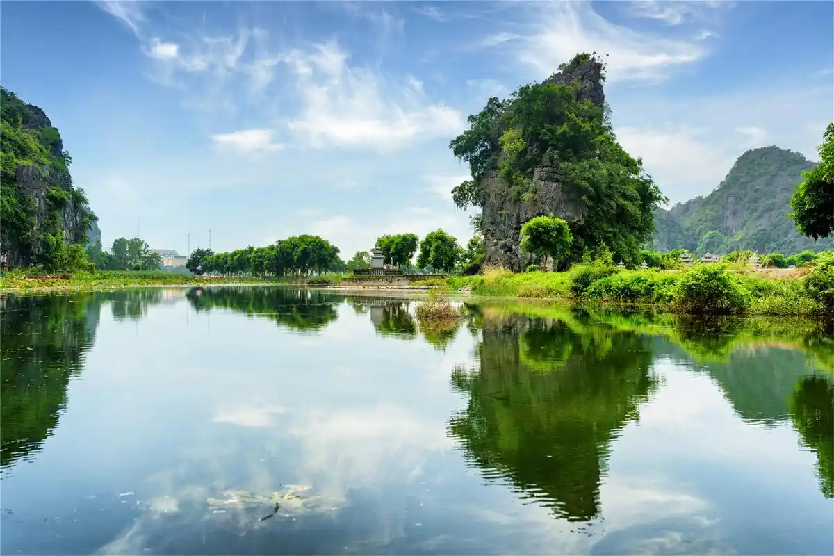 蓝天白云,湖水都能映衬出天上的景色,远处的树木翠绿无比.