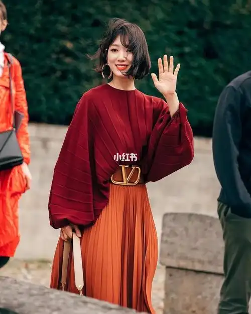 【形象管理】邻近色搭配,红橙色上衣和橙色裙子都加入了黑色做了降调