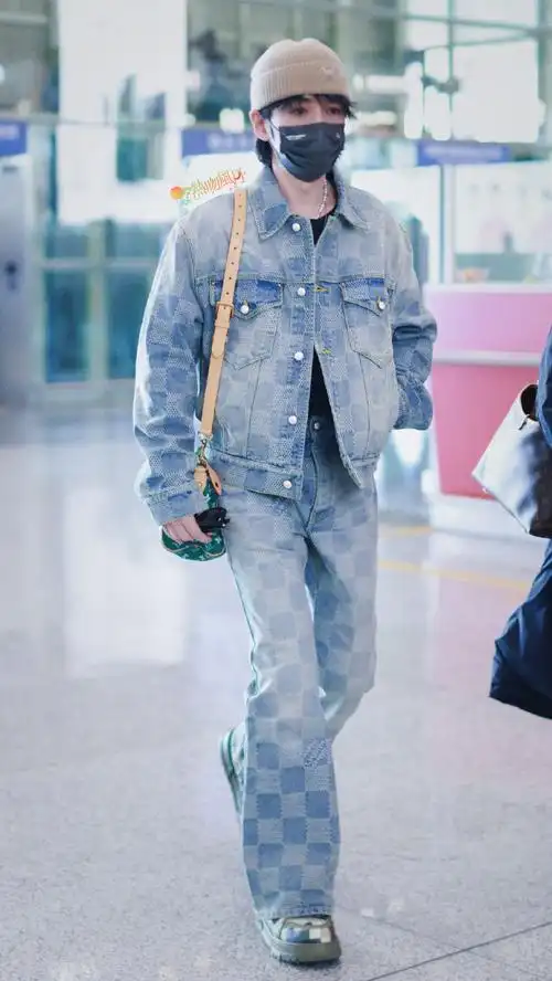朱一龙机场棋盘格牛仔套装##朱一龙巴黎时装周出发图##朱一龙