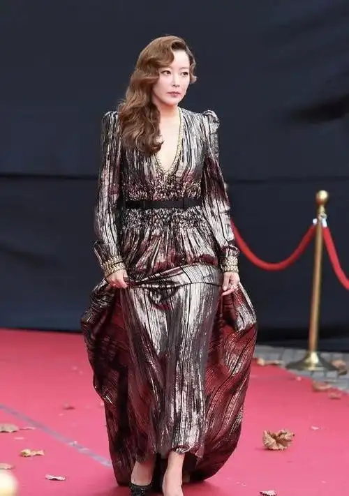 金喜善气质开挂,卷发造型搭配连衣裙走红毯高级大气,魅力十足