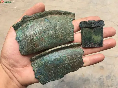 满工青铜器片两片 青铜剑挡一个