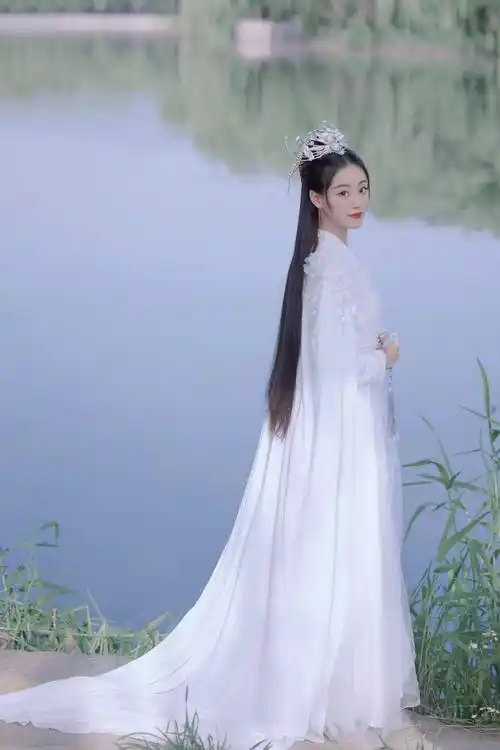 祝绪丹玉笛古韵大片,白衣翩翩纯净温柔,是魔幻小仙女没错了