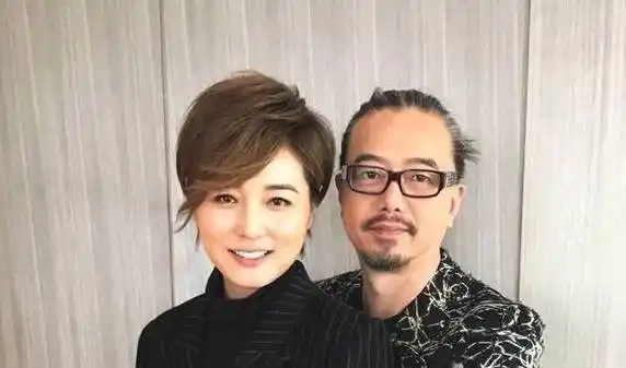 她在当红时淡出嫁经纪人,老公是张一山的老大,被求婚三次才答应_张延