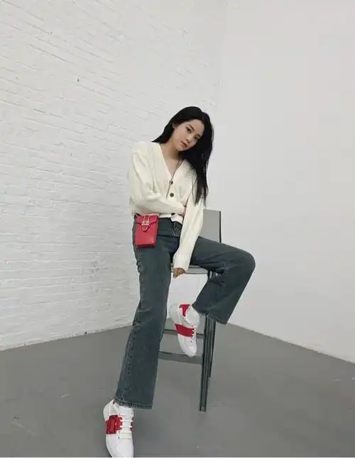 欧阳娜娜晒玫瑰金新发色穿搭转换风格温柔端庄又成熟