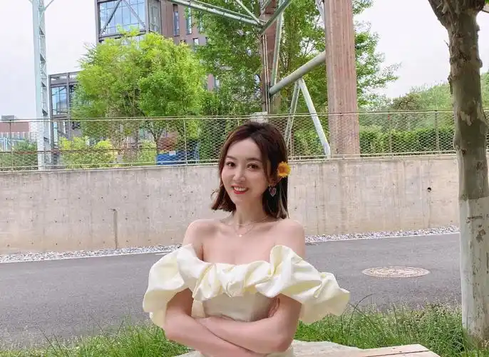 足球主持人裴优在5月20日这一天晒出自己的夏日写真