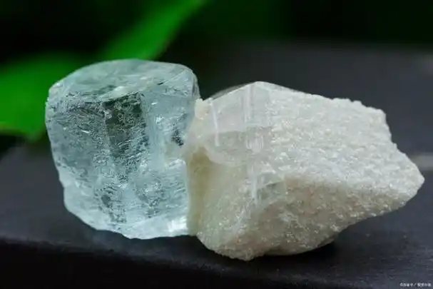 地球最软的石头,指的是一种矿物质——滑石.