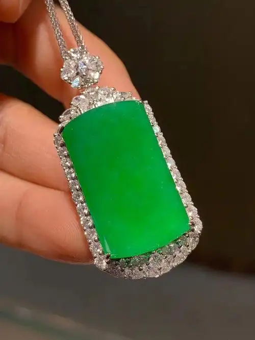 翡翠 无事牌吊坠94 冰种,满色辣阳绿,最百搭的款就是无事牌啦99大