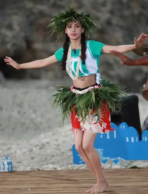 跑男baby穿海草裙跳舞光脚霸气一站离开美颜暴露真实腿长