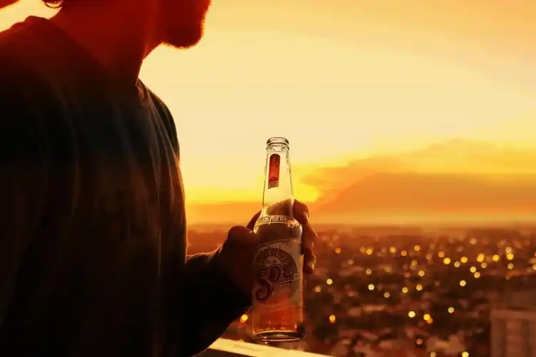 一个男人独自喝酒难过图片