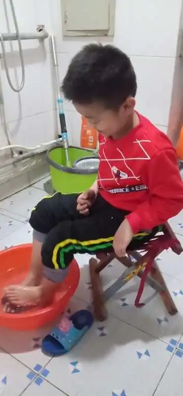 我会洗脚啦 乖宝宝,洗脚丫,搓一搓,擦一擦,脚丫洗的白又白,宝宝乐的笑