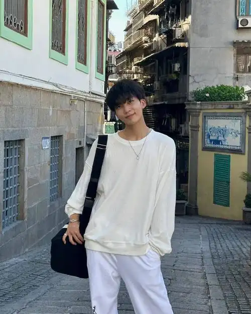 尹净汉澳门街头随拍#尹净汉社交平台更新澳门街头随拍,黑色短发 all