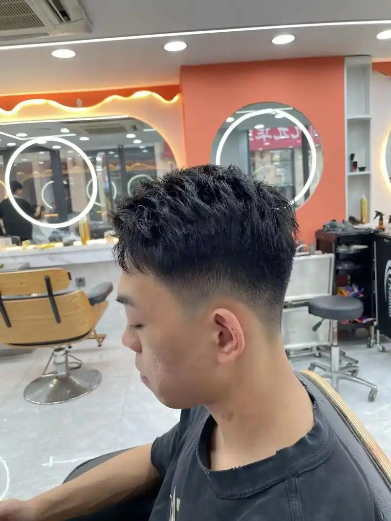 超帅二八分男生发型立体有型超酷!