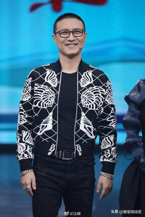 汪峰机场接儿子女儿,醒醒张开双臂求拥抱,与章子怡轮流照顾孩子