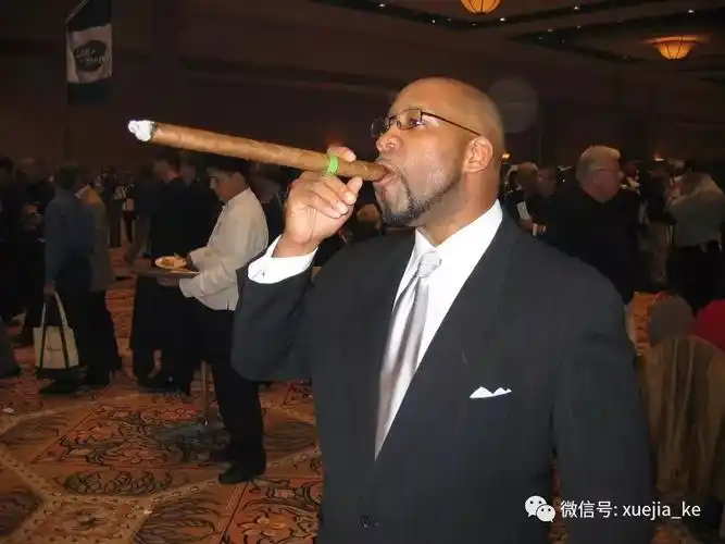 真的有人在抽那么巨大的雪茄