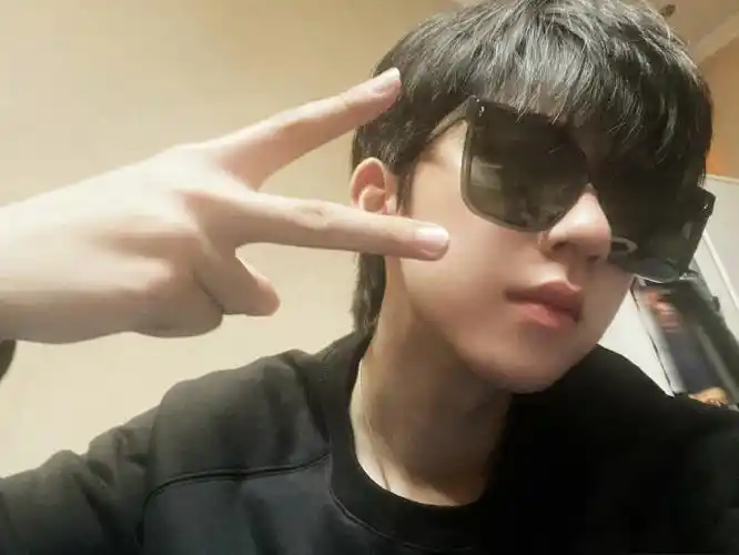 贺峻霖墨镜自拍