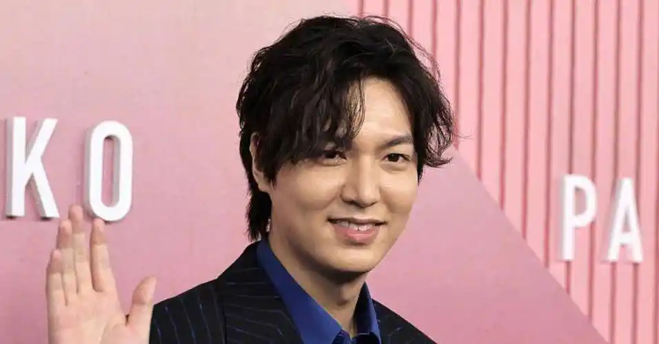 原来34岁的李敏镐真的老了,脸肿了,发型也老了,网友表示:好油腻_欧巴