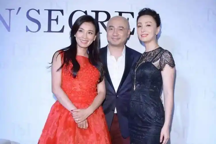 徐峥一家三口逛街被拍危难之际没有放弃陶虹但已得罪浙江卫视