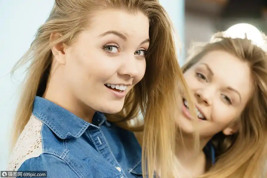 摄图网>照片>外国人像>友谊,人际关系两个快乐的女朋友开心地笑着两个