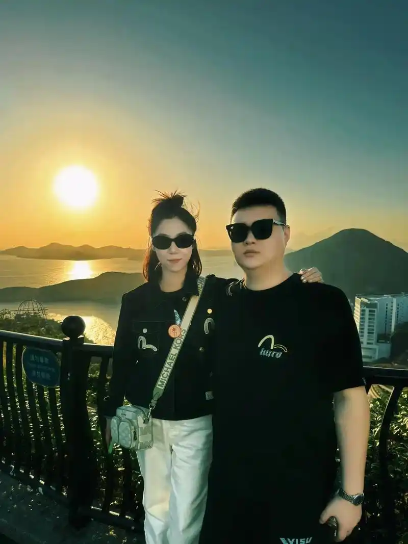 "你的吻 胜过亿万只毒蘑菇"#毒蘑菇 #情侣日常 #周笔畅 - 抖音