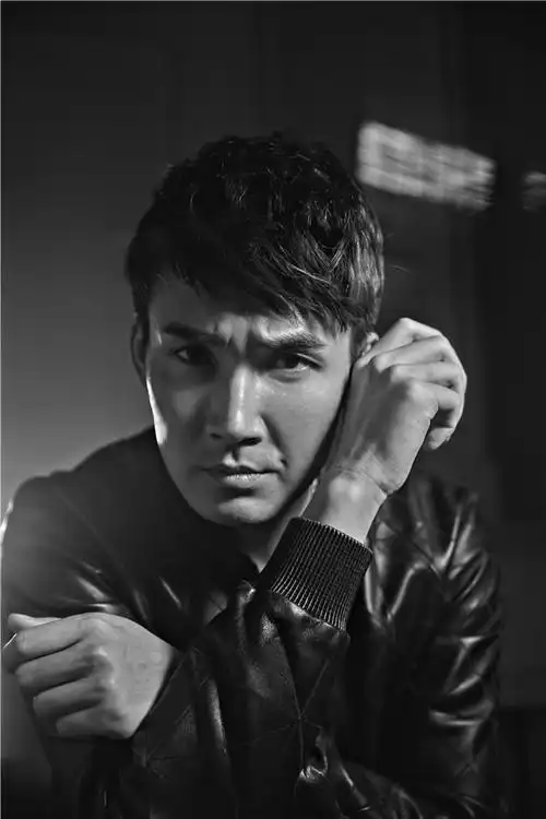 张铎曝时尚写真 眼神深邃硬朗有型