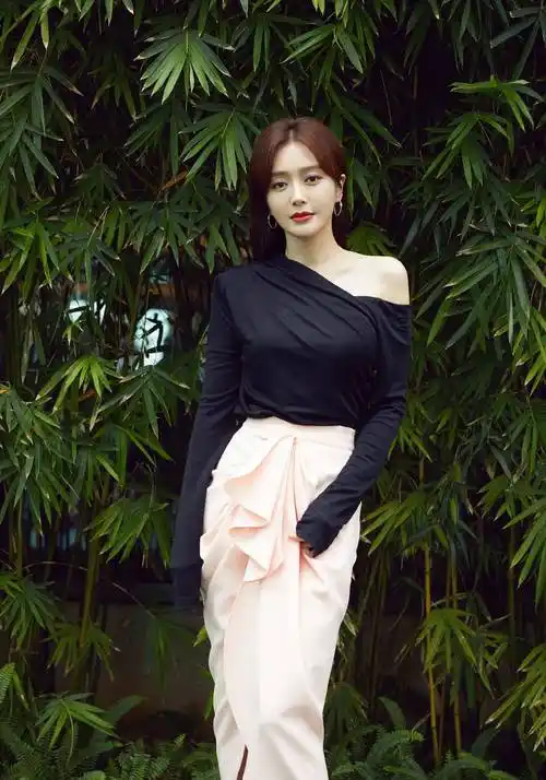 原创41岁秦岚女神范十足抹身材短裙配高跟鞋肤白腿长真好看