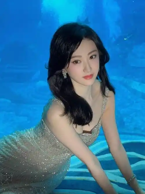 景甜胆子太大了,穿低胸礼服身体还往前倾,网友:美女请自重啊_设计