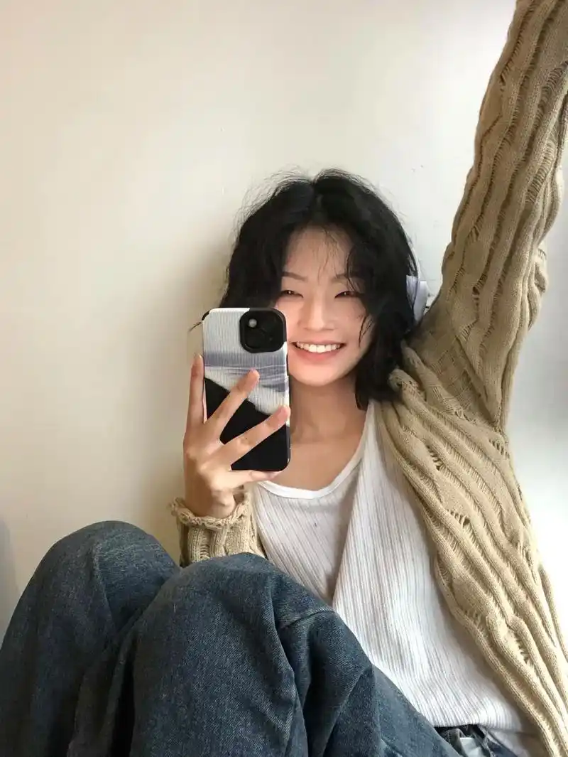 听歌吗.#短发女生 #慵懒风 #氛围感  #分享照片 - 抖音