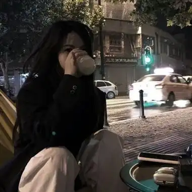 侧脸低头很好看的女生高清-女生头像 - 壁纸之家