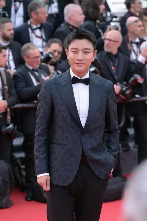 贾乃亮戛纳红毯造型#贾乃亮一身黑色西装亮相第76届戛纳国际电咏谮