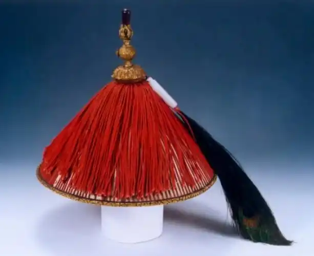 【衍圣公夏朝冠】—清——山东曲阜衍圣公夏朝冠,顶上部饰红宝石,中饰