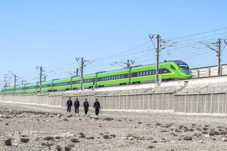 乌鲁木齐铁警高温酷暑下全力确保复兴号绿巨人平安首发