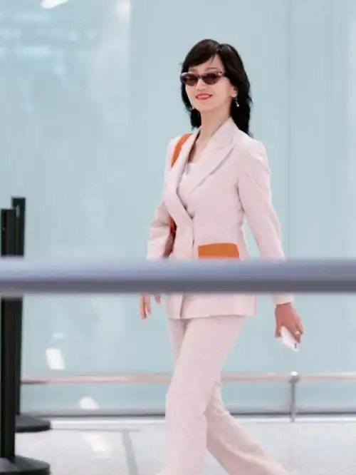 64岁赵雅芝这么穿才气质,卡其色西装优雅又知性,卷发披肩好温柔