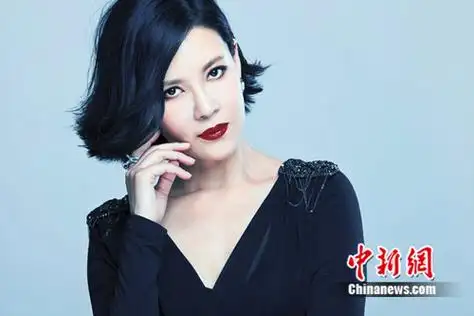 何佳怡性感写真曝光 俏丽短发烈焰红唇冷艳(图)