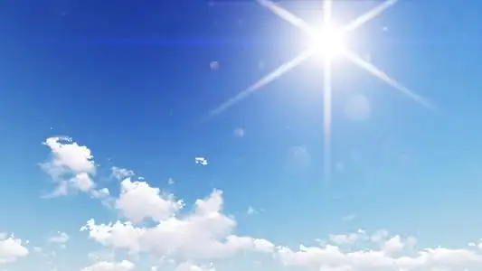 蓝蓝的天空,在夏天是非常明亮, 温暖照片