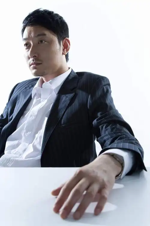 东方人,一个人,商务人士,商务男性,办公室,坐,竖图,室内,白天,白色