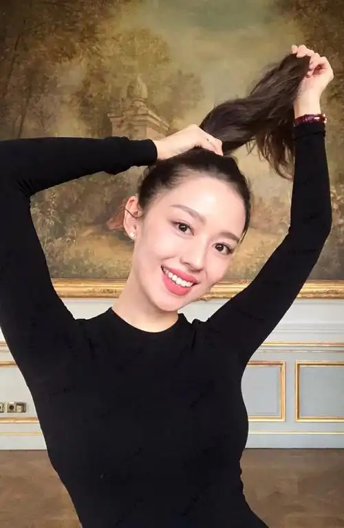 郎朗妻子吉娜一反常态全素颜出镜,只露上半身,网友:肯定怀了