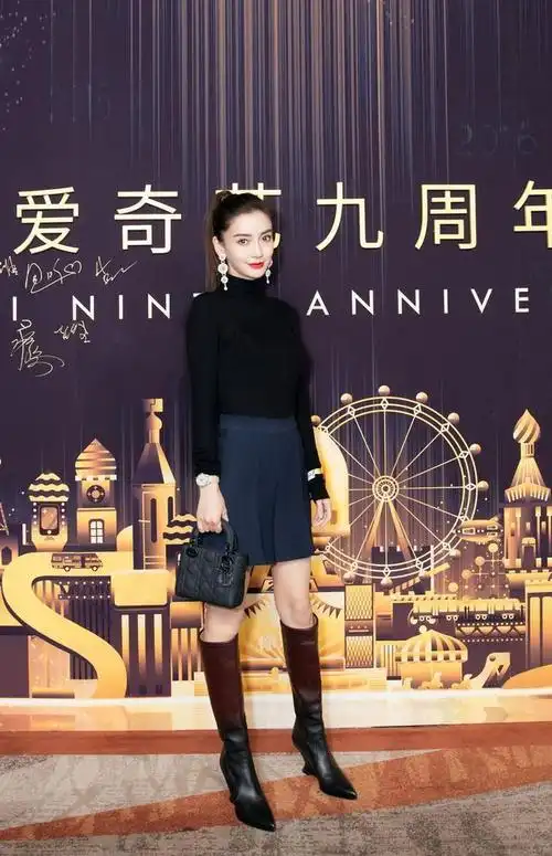 黑色毛衣配百褶裙 过膝长筒靴!低调的杨颖呈现不同的甜酷味