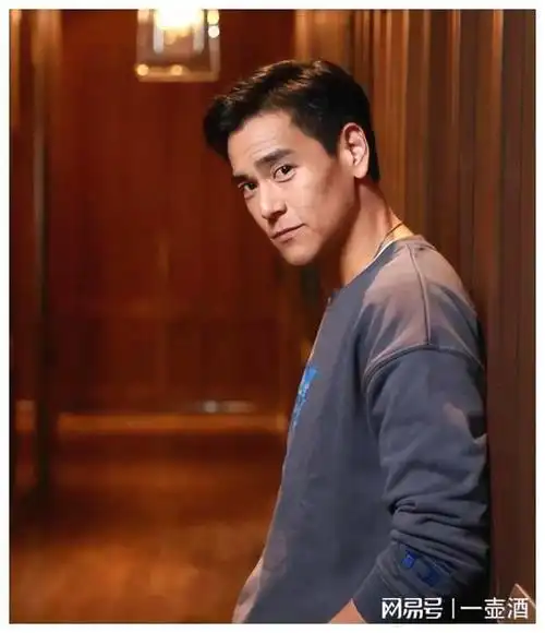 彭于晏与女伴同游日本照片曝光网友惊呼老了十岁