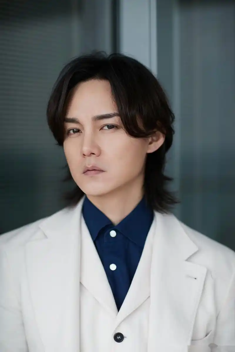 尹正受邀出席兰蔻品牌活动,白色西装尽显儒雅帅气,绅士风与少年感的