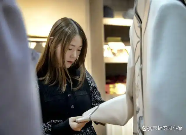 寿衣模特,竟然是个90后年轻小姑娘