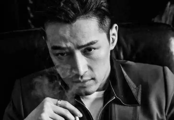 "归国四子"吴亦凡曾在冯小刚执导的影片《老炮儿》中有一个抽烟耍帅的