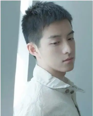 男生寸头发型图片动感的圆寸头让你酷感十足