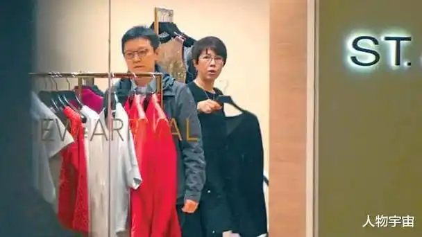 两人相识第6年,关菊英母亲关何润清离世,是周伟利以家人身份默默为她