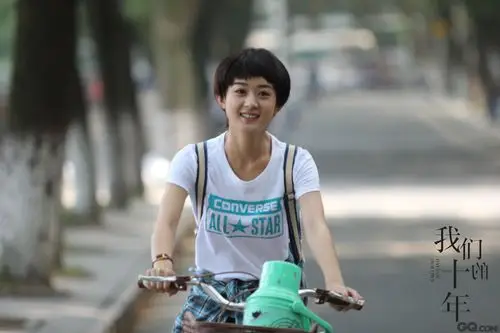 影片中十年前赵丽颖还是一人提三壶热水的短发假小子,十年后她长发